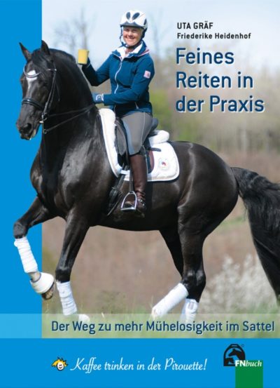 Feines Reiten in der Praxis Ob in der Dressur, im Springen oder beim Freizeitritt im Gelände: Fast jeder Reiter träumt davon, in Harmonie mit seinem Pferd mühelos zu reiten und es zu genießen, mit dem Partner Pferd umzugehen. "Kaffee trinken in der Pirouette" heißt dazu das - nicht ganz ernst gemeinte - Motto von Uta Gräf. Es bedeutet für sie, sich viel Mühe zu geben, um langfristig mit weniger Aufwand reiten und das Pferd in Harmonie unter sich arbeiten lassen zu können. Ihre Pferde nicht zu entmündigen, sondern sie im Gegenteil im Selbstvertrauen zu bestärken und sie zu mutigen Sportpartnern zu machen, ist ein wichtiger Baustein für Uta Gräfs sportliche Erfolge. Die Autorinnen beschreiben, wie sie ihre Pferde durch eine überlegte dressurmäßige Basisausbildung zu mehr Selbständigkeit motivieren und ihnen damit Spaß an der gemeinsamen Aufgabe vermitteln. Anhand von Beispielpferden aus dem eigenen Beritt zeigt das Buch, wie die erfolgreiche Dressurreiterin mit Ausbildungsproblemen clever und pferdegerecht umgeht. Dazu dienen die "Tagebücher" einzelner Berittpferde: das Supertalent Damon Jerome NRW, der Newcomer Dandelion und das Erfolgspferd Le Noir. Als Beispiel für ein normal veranlagtes Pferd wird der Wallach Helios beschrieben, und Escondido dient schließlich als Beispiel für ein nicht so perfektes Pferd, die sich beide aber zunehmend gut entwickeln. Hierdurch wird deutlich, dass feines und müheloses Reiten nicht davon abhängt, ob man mit einem „Kracher“ oder einem normalen Pferd beritten ist. Das Buch zeigt außerdem die einfühlsame und konsequente Art der Erziehung und gibt Tipps zur Desensibilisierung für unerschrockene Reitpferde, wie sie Uta Gräfs Mann, Stefan Schneider, praktiziert. Zum Schluss gibt es Hinweise aus der Turnierpraxis, um leicht und mit weniger Aufwand durch die Prüfung zu kommen. Ein Lesevergnügen, das in gewohnt heiterer Art mühelos zu lesen ist und dabei eine Menge nützlicher Tipps für die tägliche Reitpraxis bereithält!